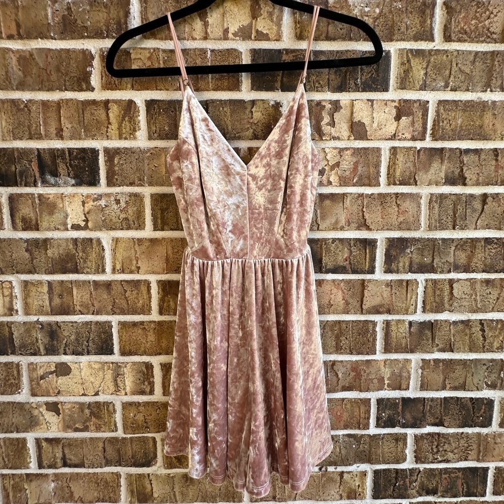 Silence + Noise Pink Velvet Pajama Dress - Picture 4 of 10